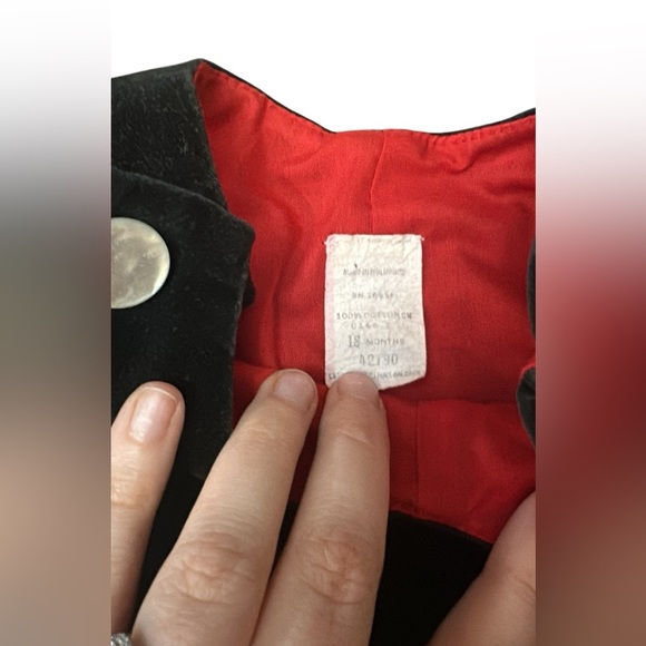 Vintage Baby Romper Black Velvet Red Lined Embroidered‎ Castle Size 18 Months - Picture 3 of 4